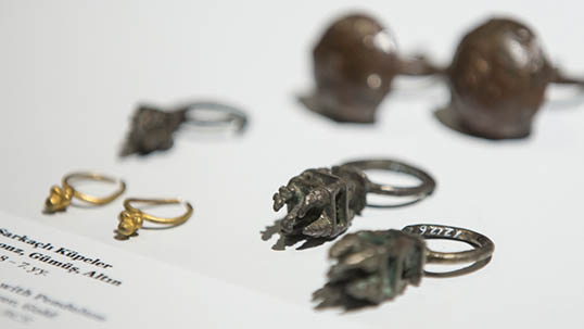 Pending earrings, 8th-7th centuries B.C.