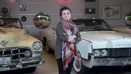 Ayşe Ataman müzenin Amerikan arabaları kısmında
