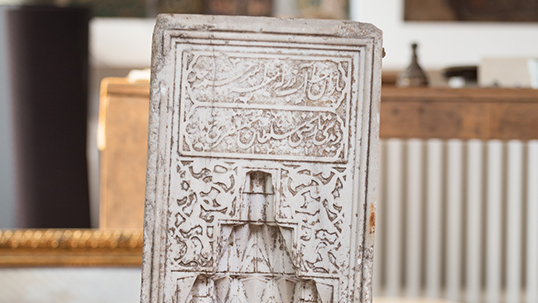 Erken 16. yüzyıl, mermer çeşme, iki cepheli, kitabeli, Sultan Kasrı bahçesinden

