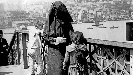 Galata Köprüsü Üzerinde Annesinin Elini Öpen Kız Çocuğu, Anonim, 1900 Başı