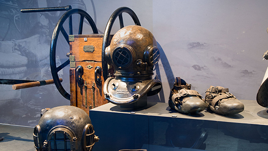 Diving shoes have a base made of lead and a protective toecap made of brass.