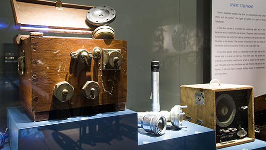 Tek dalgıç için telefon; 1930 İngiliz (SIEBE GORMAN) yapımı; ahşap, metal, bakalit ve plastik
